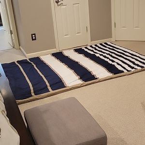 Twin XL comforter and pillow